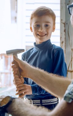 Babası bir çekiç kullanmak için küçük oğluna öğretir