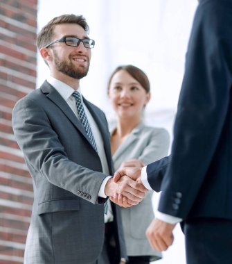İki iş adamı el sıkışıyor.