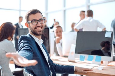 Başarılı iş adamı sizi ofisine davet ediyor.