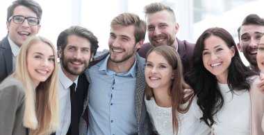 Kapatın. Genç iş adamlarından oluşan bir ekip kameraya bakıyor..