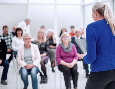 İş kadını ofis toplantısında meslektaşlarına sesleniyor