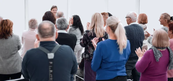 Publiek van volwassenen luisteren naar de toespraak van de docent — Stockfoto