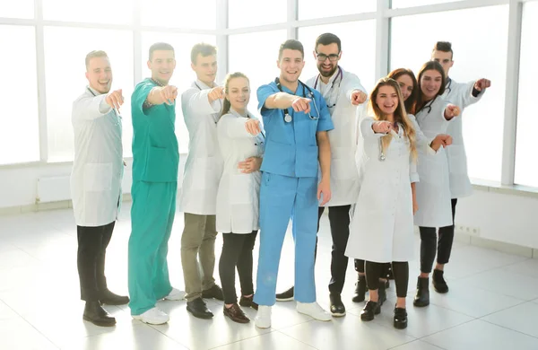 V celé délce. skupina různorodých lékařů ukazujících na vás. — Stock fotografie