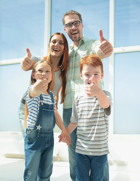 Duimen opdagen en gelukkige familie — Stockfoto