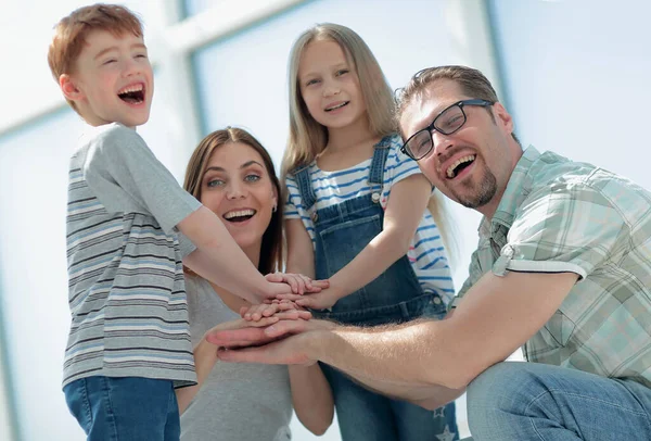 Lycklig familj fastställs med sina torn från deras händer — Stockfoto