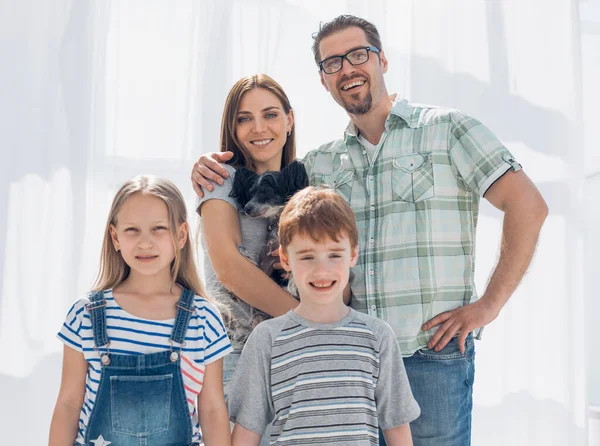 Mutlu bir modern aile portresi — Stok fotoğraf