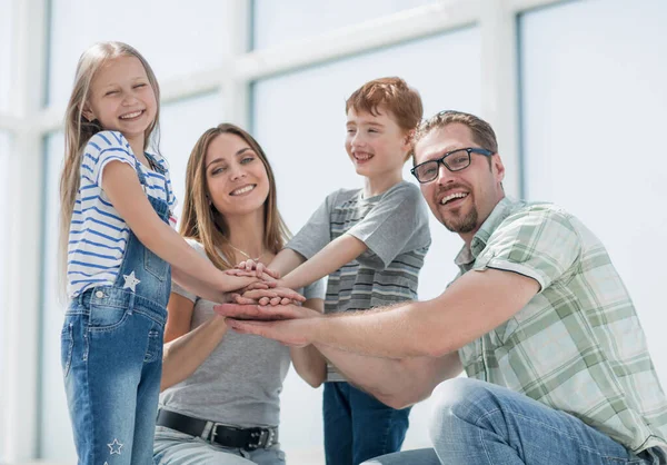 Ευτυχισμένη οικογένεια βάζοντας τους χέρια togethe — Φωτογραφία Αρχείου