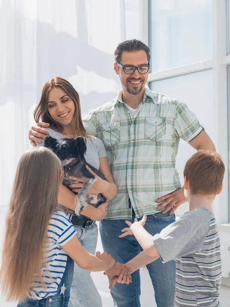 Familia feliz de pie en nuevo apartamento —  Fotos de Stock