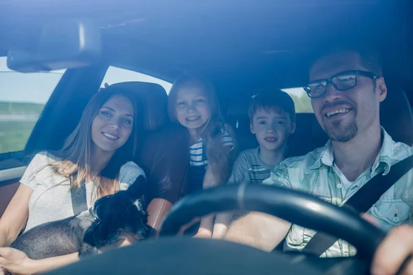 Rodzina z dwójką dzieci podróżujących samochodem rodzinnym — Zdjęcie stockowe