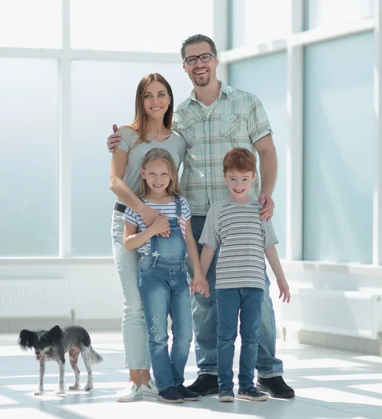 Familie mit zwei Kindern steht in neuem Haus Stockfoto