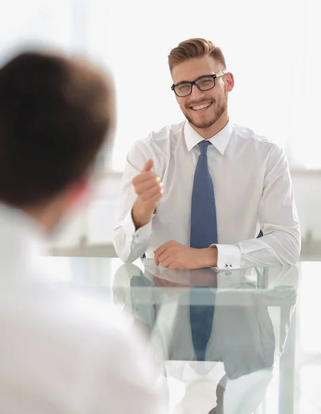 Gerente conversa com o funcionário sentado em sua mesa — Fotografia de Stock