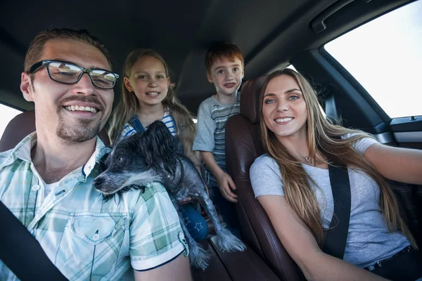Yakın çekim. mutlu bir aile rahat bir arabada seyahat — Stok fotoğraf