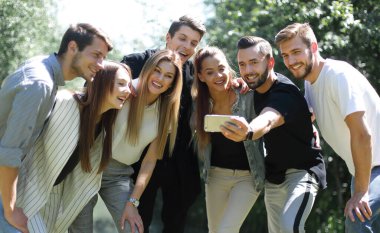 arkadaş grubu bir selfie Şehir Park arka plan üzerinde alır.