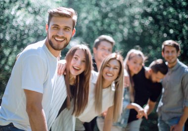 arkadaşlar mutlu grup şehirde Park zaman harcamaktadır