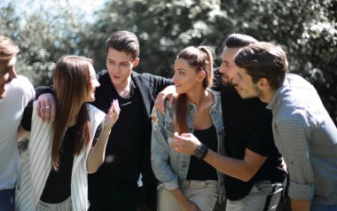 bir grup genç insan bir şey görüşüyorlar