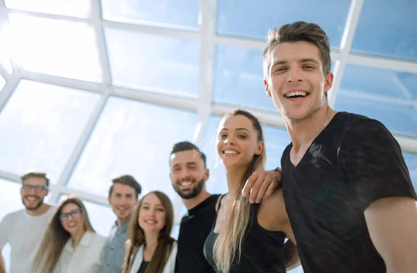 Feliz equipo de negocios de pie en la oficina brillante. — Foto de Stock