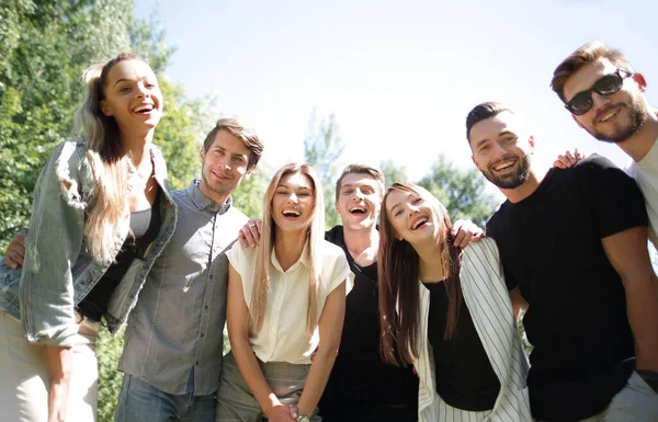 Группа счастливых молодых людей на открытом воздухе — стоковое фото