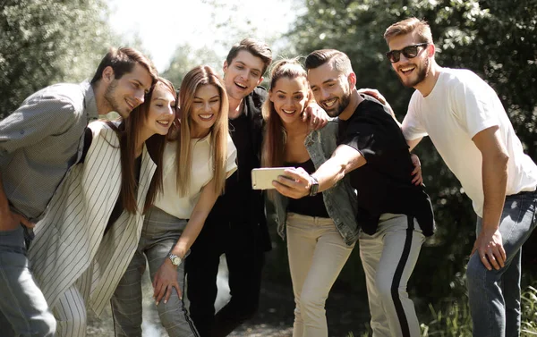 Ομάδα φίλων παίρνει μια selfie για το φόντο της πόλης πάρκο — Φωτογραφία Αρχείου