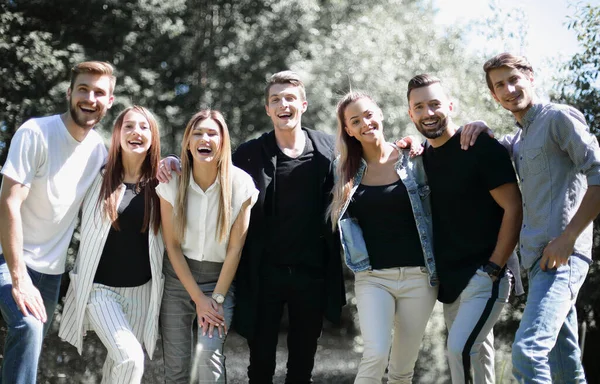 Grupo de amigos de pie en el parque de la ciudad . — Foto de Stock