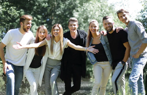 Gruppo di amici in piedi nel parco della città . — Foto Stock