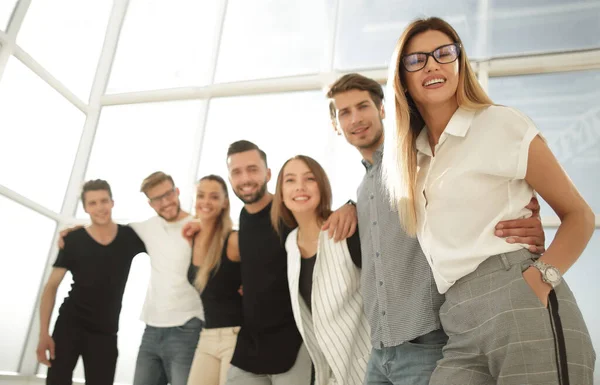 Groupe de jeunes debout dans le nouveau bureau Images De Stock Libres De Droits