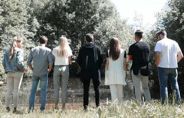 Vue arrière .un groupe de jeunes réussis debout ensemble Images De Stock Libres De Droits