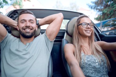 arabayla seyahat eden up.young çift kapatın. aile tatil kavramı