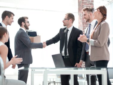 Yönetici yeni avukatla el sıkışıyor. Kariyer gelişimi kavramı.