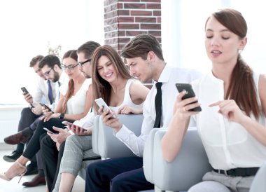 Ofis koridorunda fotokopi çekilen cihazlarını kullanan bir grup çalışan.