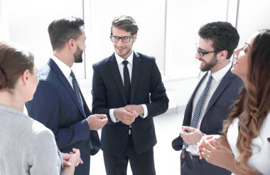 grup genç girişimcilerin iş center.business kavramı içinde ayakta