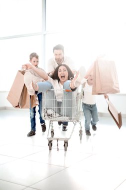 neşeli aile bir hipermarket alışveriş gidiyor. kopya alanı ile fotoğraf