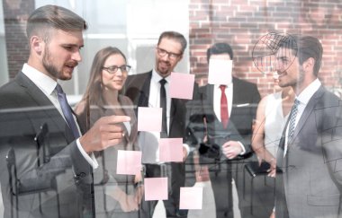 Grup iş adamları glass.office hafta içi notlar arıyorum