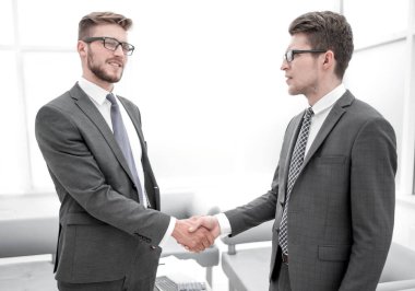 up.Handshake iş adamları modern bir office.concept ortaklık içinde kapatın