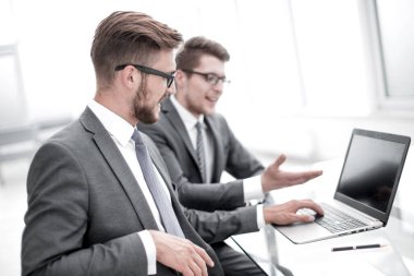 up.Business yakın arkadaşları geçerli bilgi Danışma ofiste oturup tartışmak