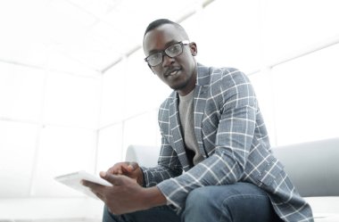 kopya alanı ile parlak bir office.photo arka plan üzerinde dijital tablet ile işadamı