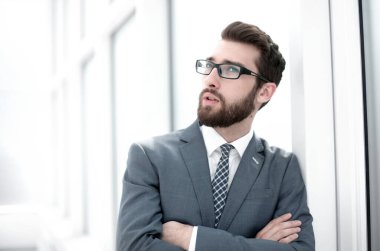 office.photo kopya alanı ile ayakta up.pensive işadamı kapatmak