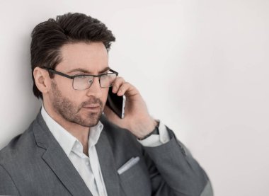 yakışıklı işadamı phone.photo kopya alanı ile konuşurken