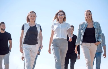 bir grup genç insan, güvenle ileri adım. kopya alanı ile fotoğraf