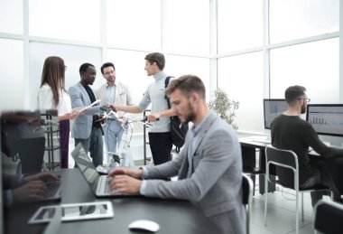 office.photo kopya alanı ile bilgisayarlarda çalışan işçilerin