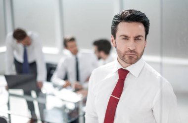 office.photo kopya alanı ile ayakta up.serious işadamı kapatmak