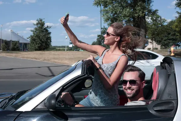 Jonge Vrouw Tezamen Een Selfie Car Travel — Stockfoto
