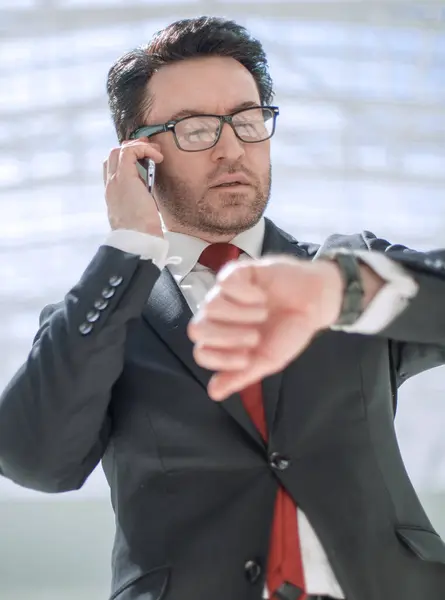 Empresário Falando Telefone Olhando Para Seu Watch Conceito Gestão Tempo — Fotografia de Stock