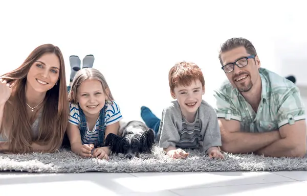 Padres Con Niños Acostados Sala Estar Alfombra Foto Con Espacio — Foto de Stock