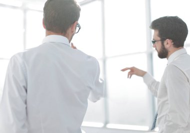 İş ortakları ofis penceresinden bakıyor. İş konsepti.