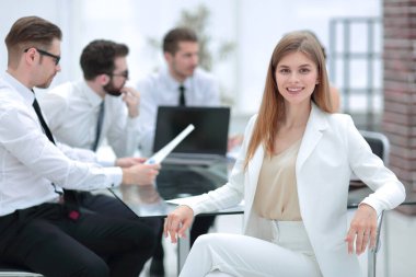 Genç iş kadını profesyonel iş ekibiyle çalışıyor. Fotokopi alanıyla fotoğraf.