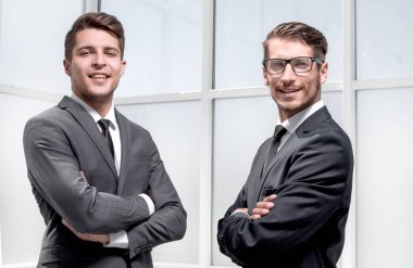 Office izole iki genç iş adamı