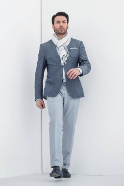 tam height.confident iş man.isolated ışık arka plan üzerinde