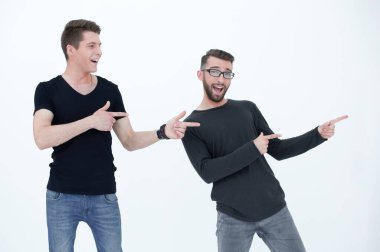 Kopyalama alanını belirtir. Neşeli genç insanlar beyaz arka planda dikilip kameraya bakıyorlar.