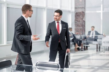 Yönetici müşteriyle banka ofisinde buluşur. Metin boşluğu ile fotoğraf