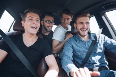 yakın çekim. üç arkadaş bir arabada seyahat. hız kavramı